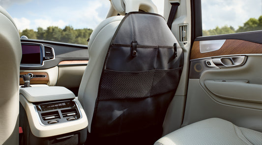 Volvo Strampelschutz in schwarz am Beifahrersitz befestigt